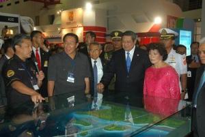 Agung R Prabowo (memegang mikrophone) saat menjelaskan maket JSS kepada Presiden SBY